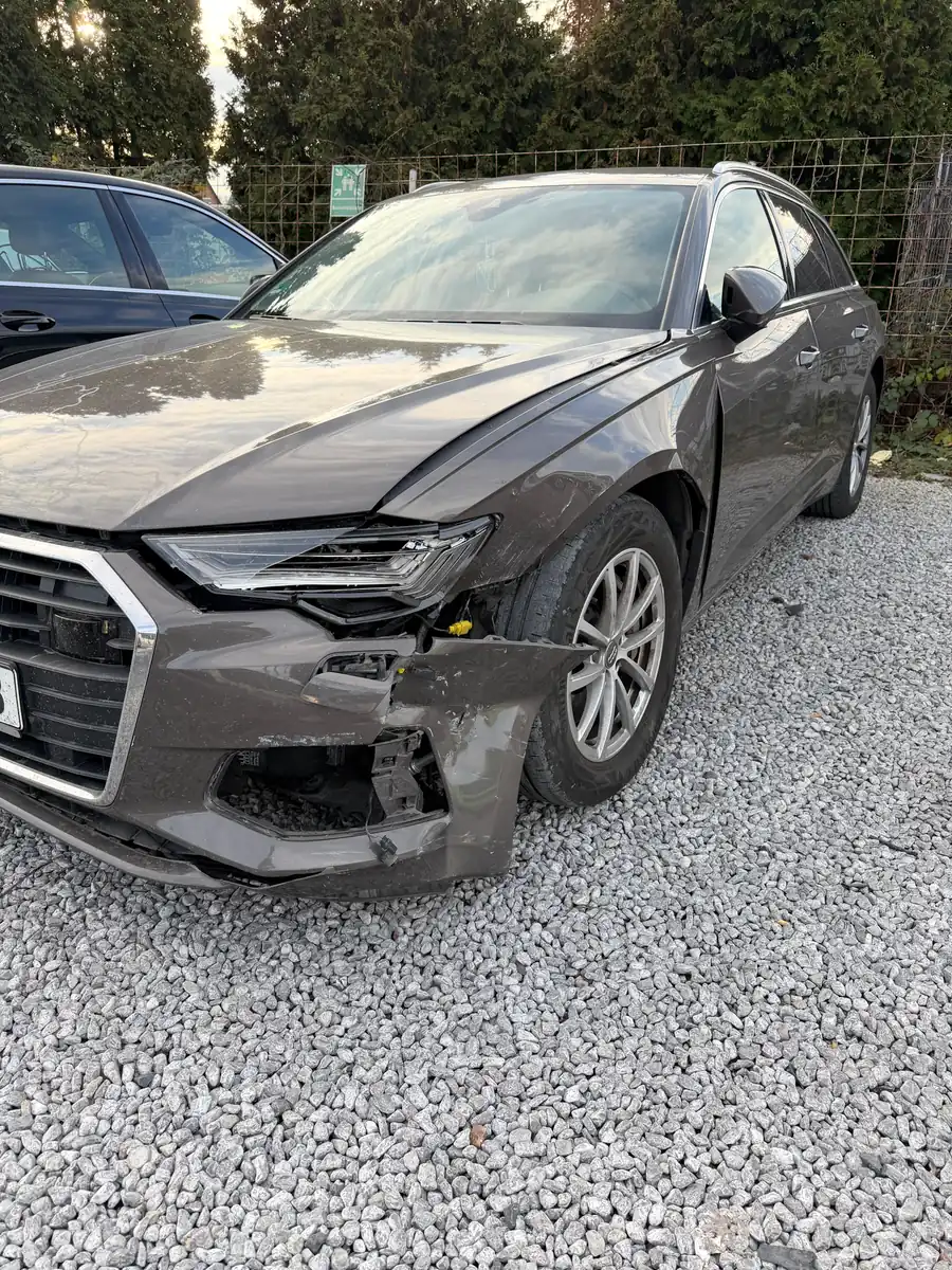 Audi A6 Avant mit eingedrückter Front links, Scheinwerfer und Stoßstange beschädigt