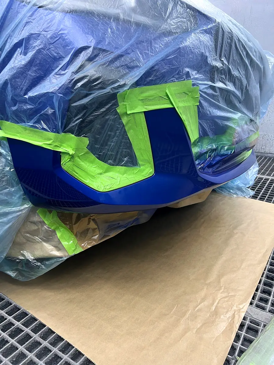 Blaues Fahrzeug, Heck abgeklebt und in Folie