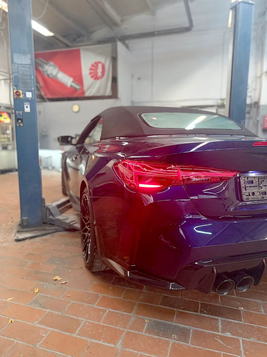 BMW Cabrio in Violett auf der Hebebühne
