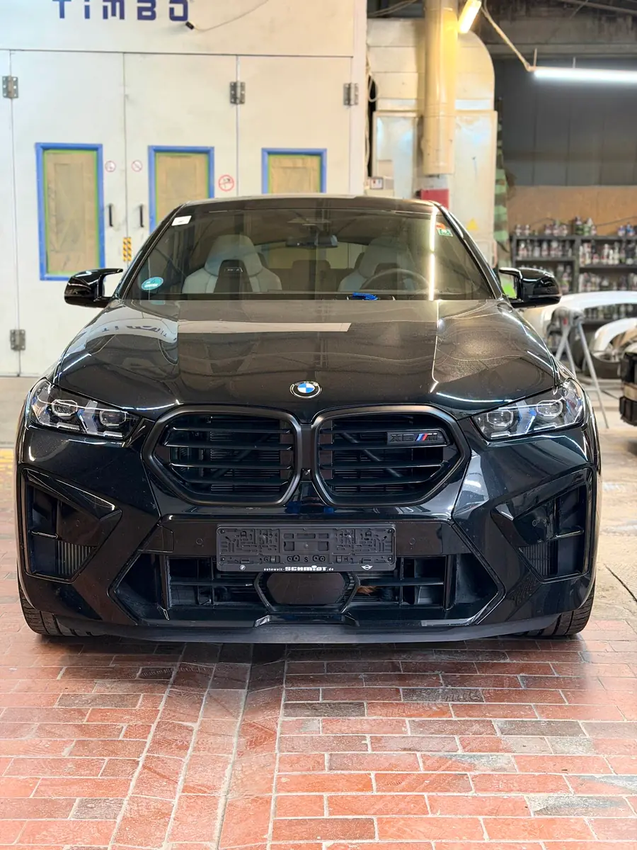 Schwarzer BMW M in der Werkstatthalle