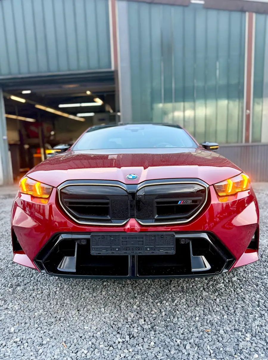 Roter BMW M5 vor der Werkstatthalle