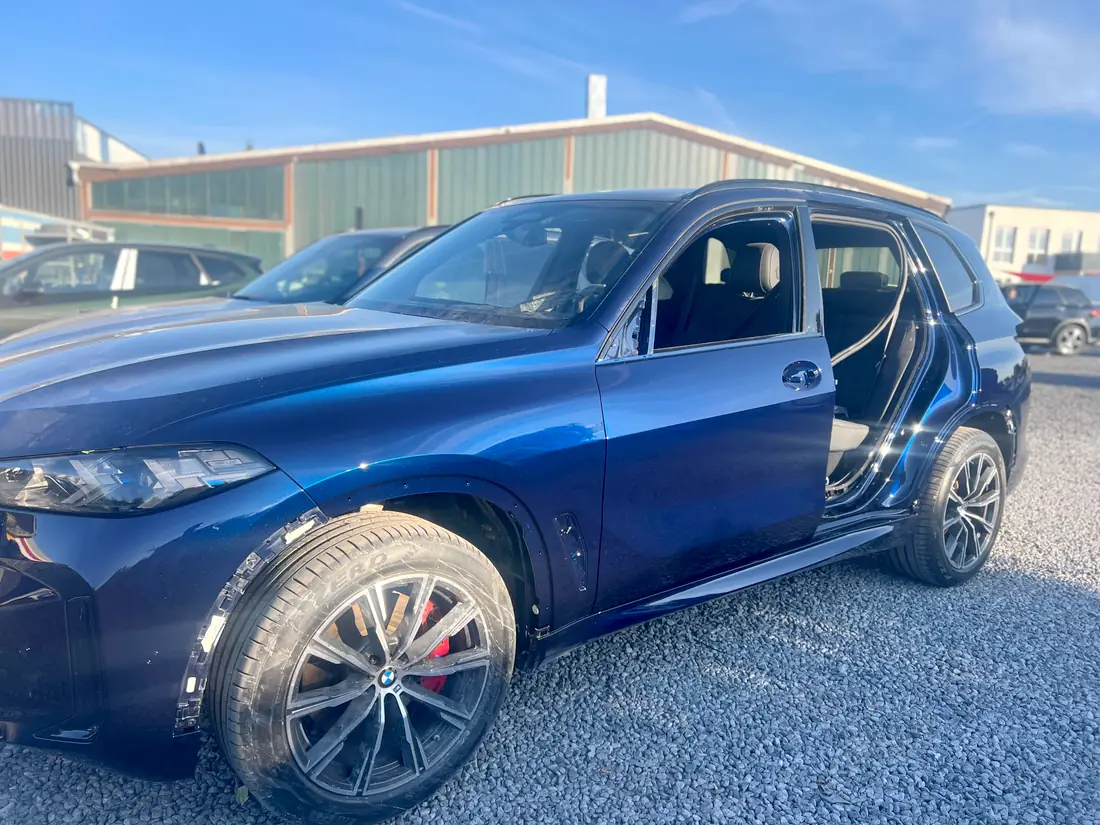 Derselbe BMW X5 nach der Instandsetzung, Türen glatt