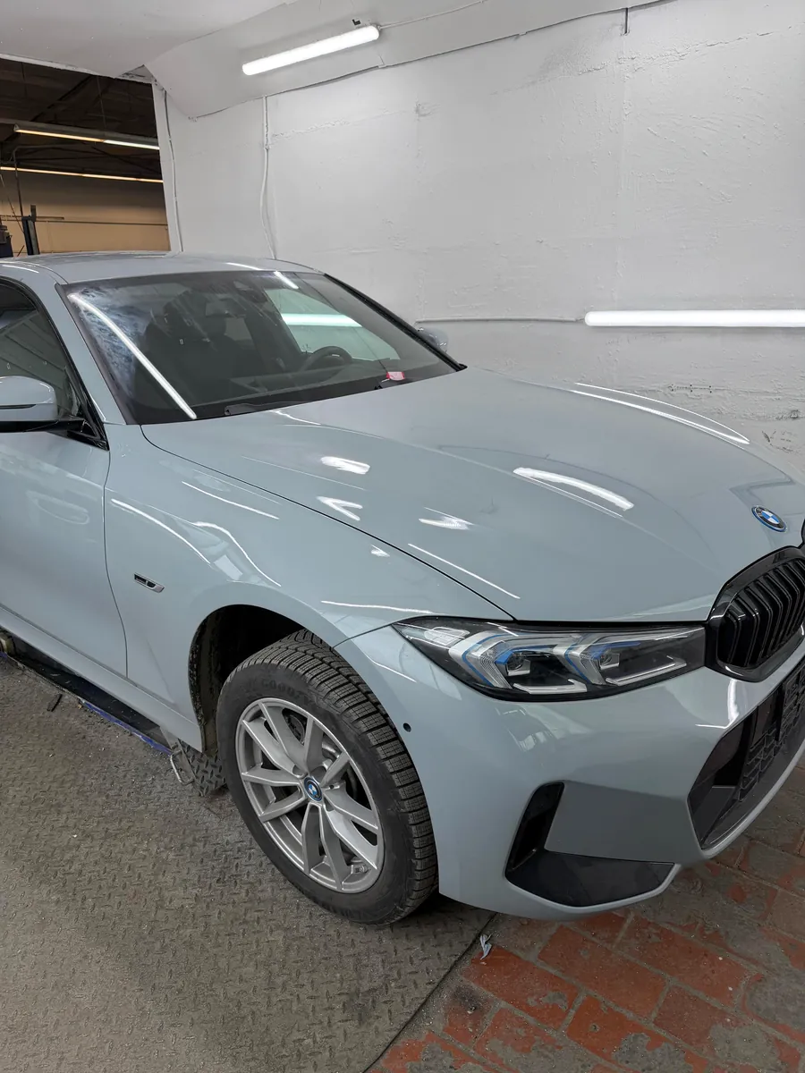 Derselbe BMW 3er nach der Reparatur in der Halle