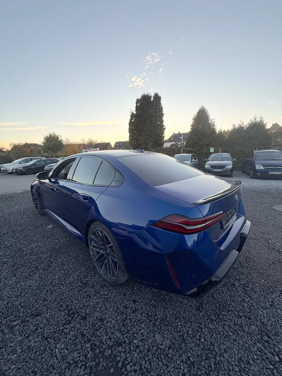 Blauer BMW 5er fertig auf dem Hof