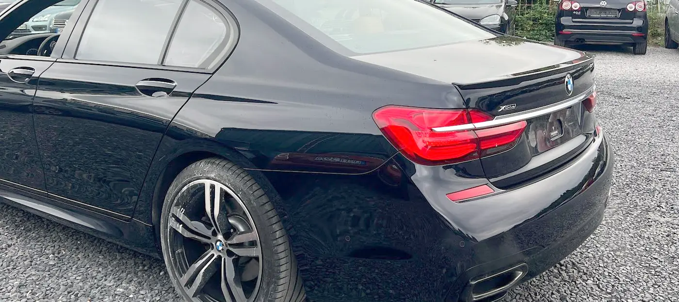 Derselbe BMW 7er fertig lackiert, Heck glänzend schwarz