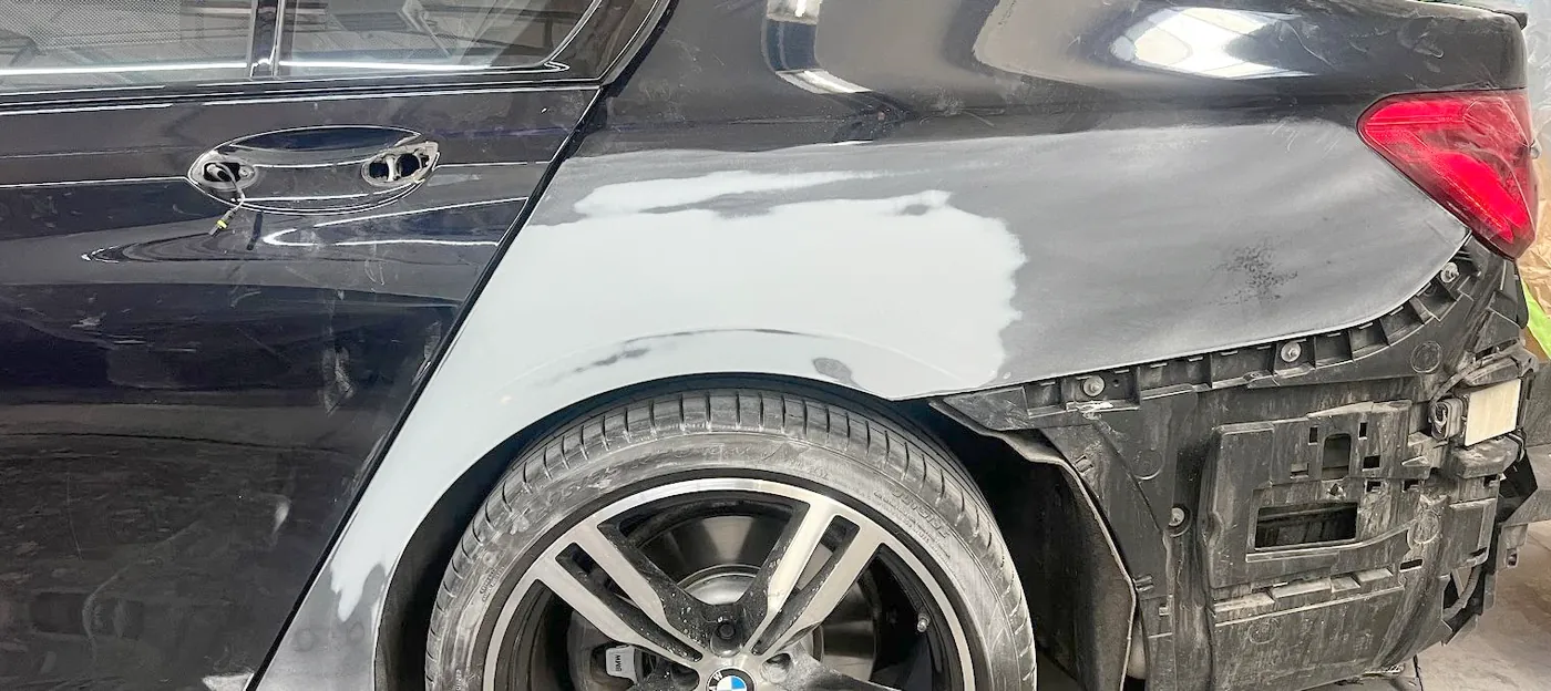 BMW 7er mit gespachtelter Seitenwand und demontierter Heckstoßstange