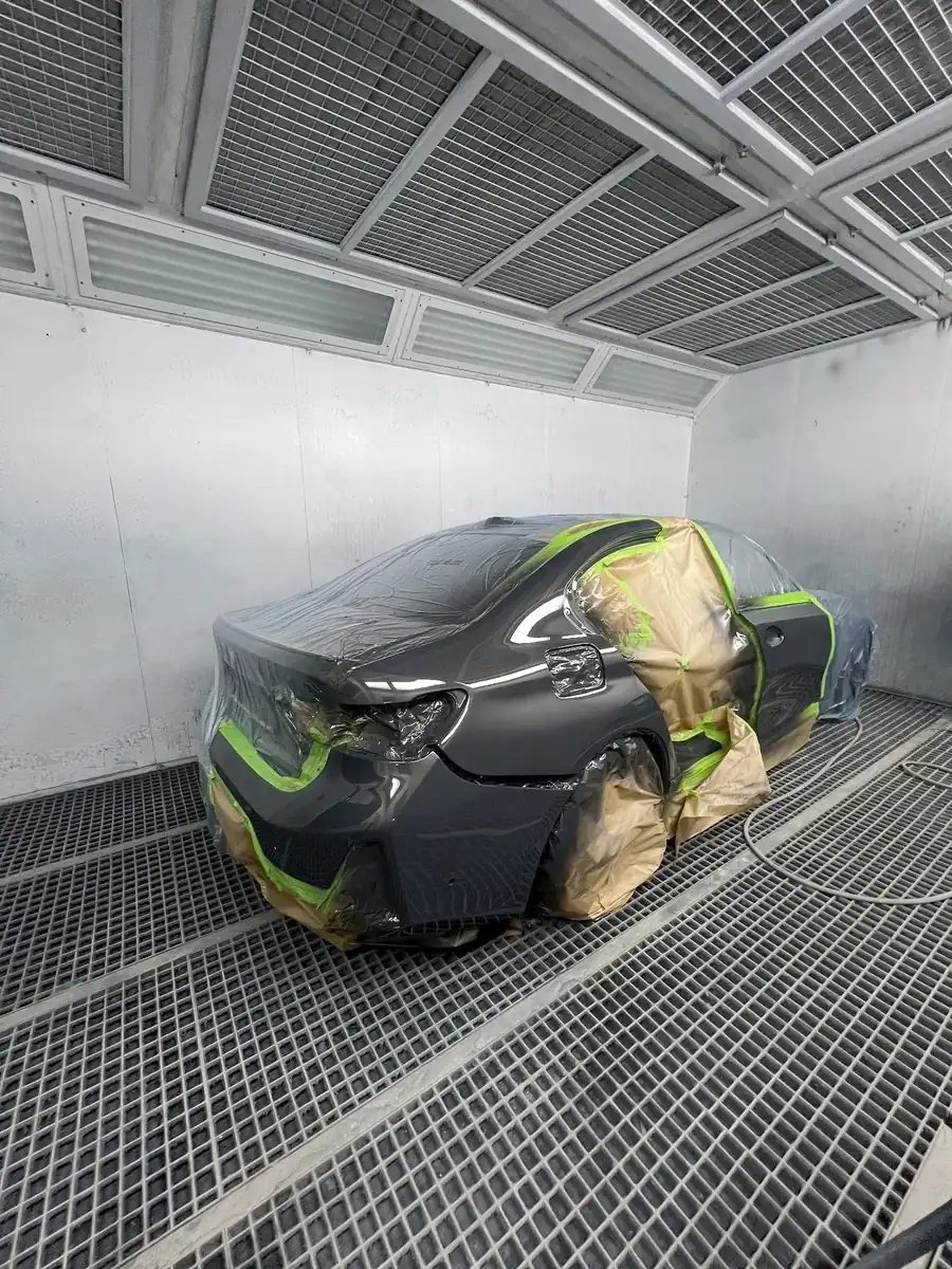 Fahrzeug in der Lackierkabine, sauber abgeklebt