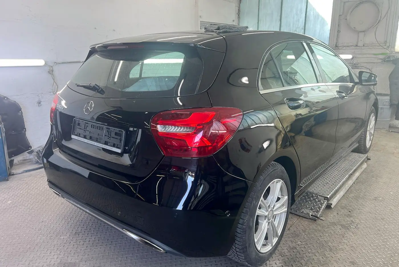 Dieselbe Mercedes A-Klasse fertig, schwarzer Lack ohne Übergang