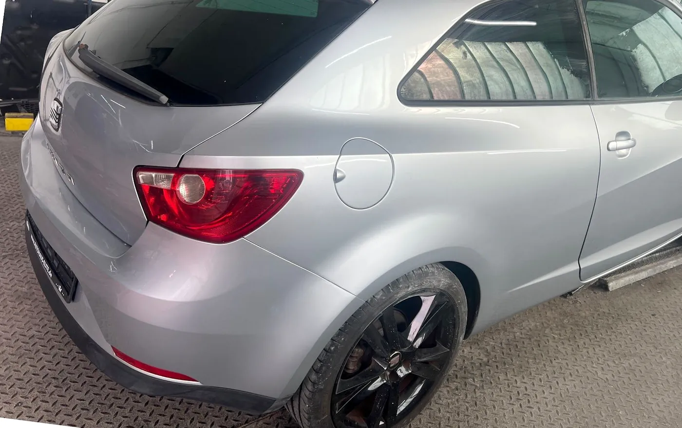 Derselbe Seat Ibiza fertig lackiert in Silber