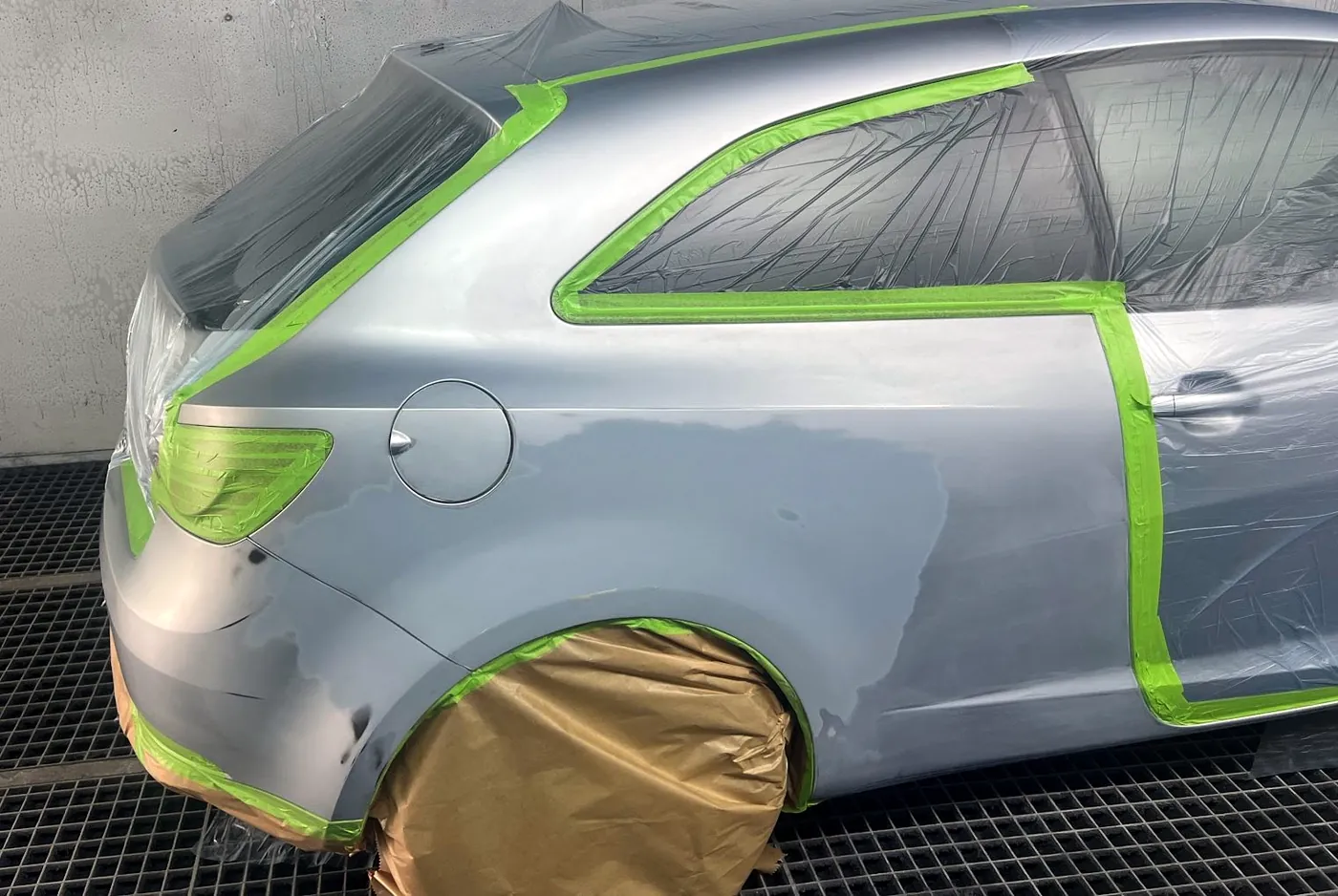 Silberner Seat Ibiza in der Kabine, Seitenwand hinten abgeklebt und grundiert