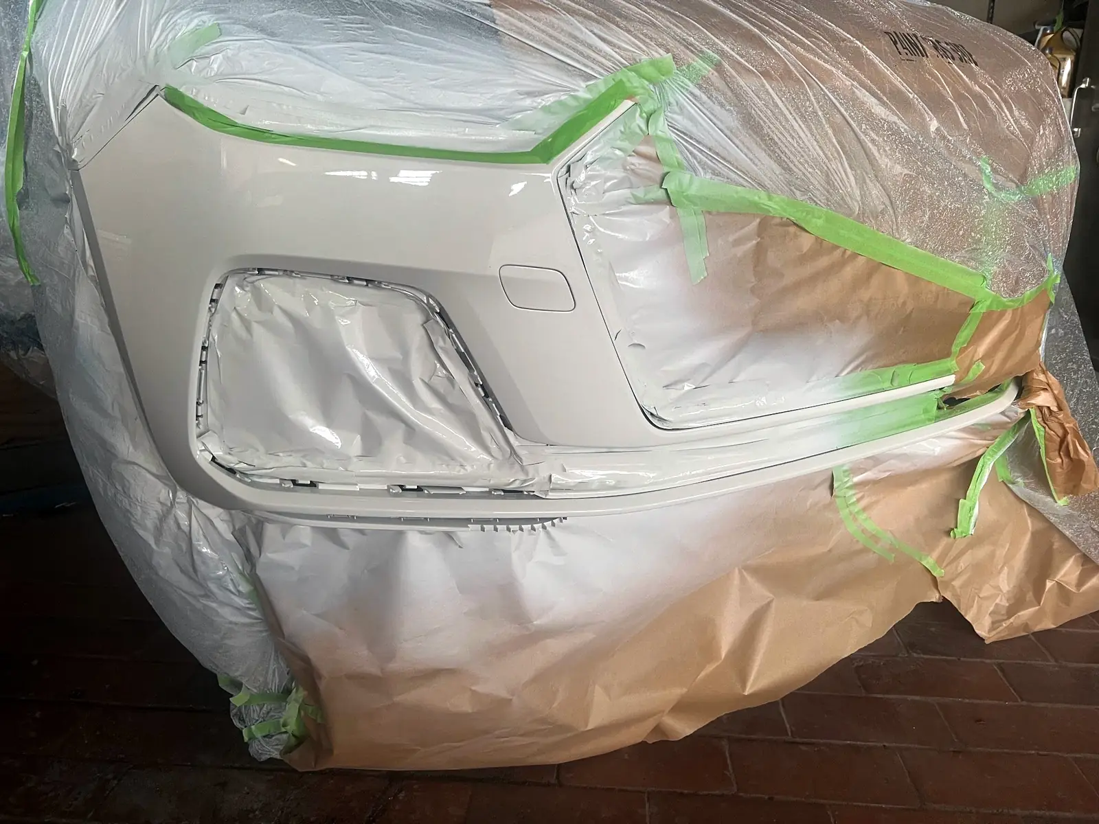 Weiße Stoßstange abgeklebt, Nebelscheinwerfer ausgespart