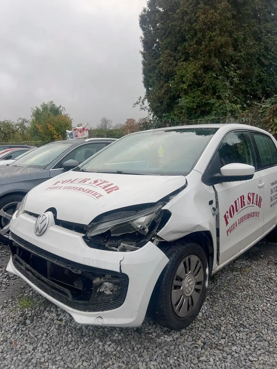 Weißer VW up mit Firmenbeschriftung, Front rechts eingedrückt