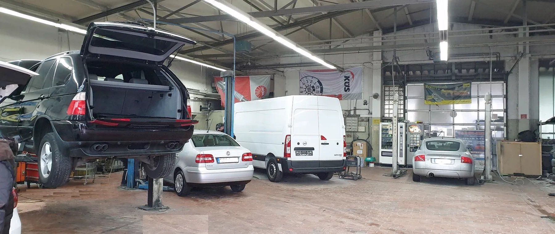 Werkstatthalle von HM Lackier & Kfz Service mit Hebebühnen und mehreren Fahrzeugen